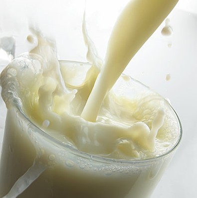 怎样鉴别新鲜和变质牛奶