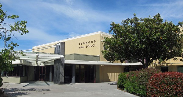 800px-Redwood_High_School,_Larkspur,_California_--_main_entrance
