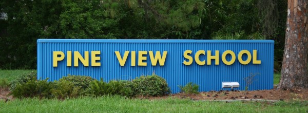 Pine_View_entrance_sign