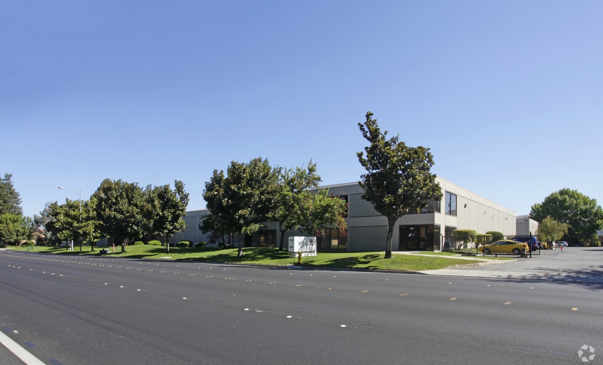 Warehouse for lease in Milpitas  4/12