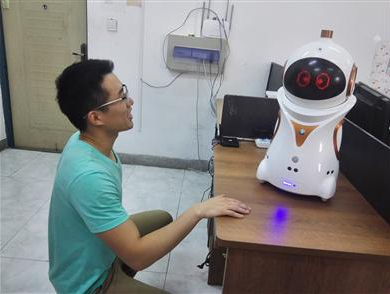 全球首款家庭陪护机器人“山大造” 零售价不超1万元