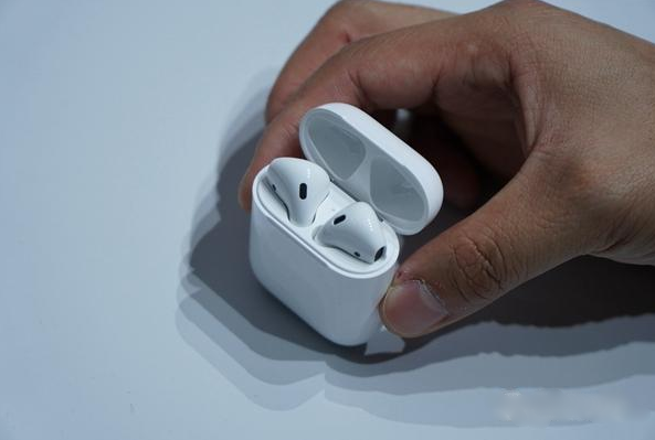 苹果AirPods耳机试玩 精致但容易丢失
