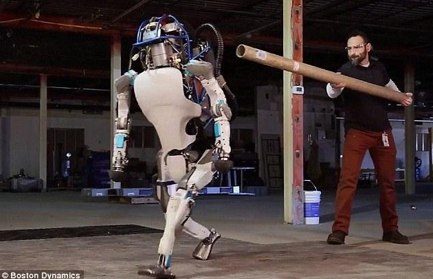 谷歌人形机器人再进化：在废墟上行走要赶超人类