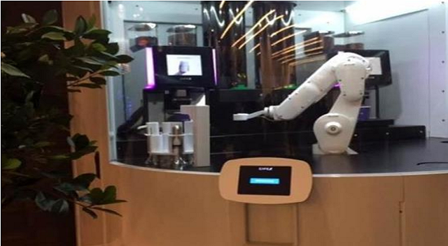 美国首家机器人咖啡馆开业 全程服务比人类周到
